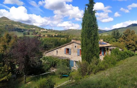 G&icirc;te n&deg;G11009 Champtercier - Alpes-de-Haute-Provence - vue g&eacute;n&eacute;rale de la maison