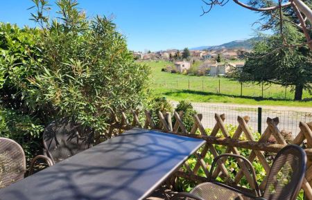 G&icirc;te n&deg;G14420 Saint-&Eacute;tienne-les-Orgues - Alpes-de-Haute-Provence - Vue sur le village &agrave; partir de la terrasse de l'avant, &agrave; l'ombre du figuier