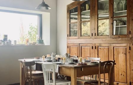 Chambre d'h&ocirc;tes n&deg;G271115 Jausiers - Alpes-de-Haute-Provence - La Bousqueti&egrave;re...la salle du petit d&eacute;jeuner avec vue montagne