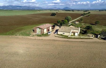 G&icirc;te n&deg;G32245 Brunet - Alpes-de-Haute-Provence - Vue a&eacute;rienne de la campagne
B&acirc;timent de gauche: grange de Lure et derri&egrave;re grange du Verdon