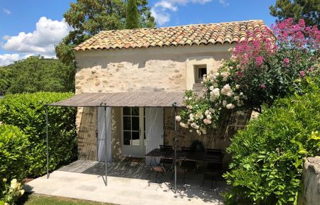 G&icirc;te n&deg;G11252 Aiglun - Alpes-de-Haute-Provence - Le G&icirc;te du Couchant, fa&ccedil;ade ouest avec terrasse et jardin privatif.