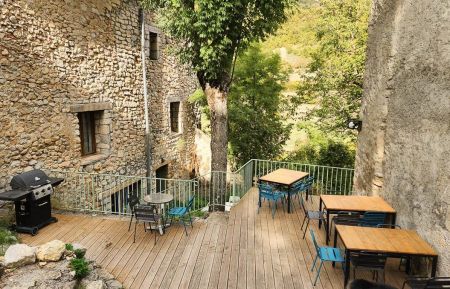 Jolie terrasse en bois devant le bâtiment la "Mescla" Gite de groupe n°G135119 Blieux - Alpes-de-Haute-Provence - Jolie terrasse en bois devant le bâtiment la "Mescla"