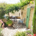 La terrasse privative et ombrag&eacute;e du G&icirc;te "le Poulailler"