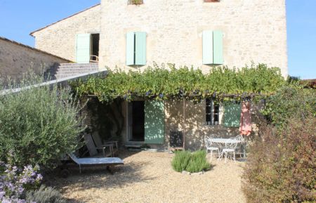G&icirc;te n&deg;G14391 C&eacute;reste-en-Luberon - Alpes-de-Haute-Provence - La cour privative de La Bastide, avec sa treille