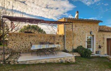 L'entrée du gîte et sa terrasse ombragée Gîte n°G32159 Valensole - Alpes-de-Haute-Provence - L'entrée du gîte et sa terrasse ombragée