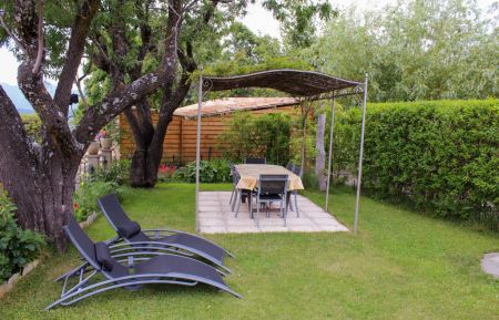G&icirc;te n&deg;G11359 Digne-les-Bains - Alpes-de-Haute-Provence - Le jardin privatif et ses bains de soleil