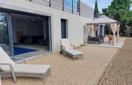 G&icirc;te n&deg;G11483 Manosque - Alpes-de-Haute-Provence - Bronzette sur les bains de soleil