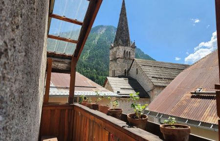 G&icirc;te n&deg;G27342 Saint-Paul-sur-Ubaye - Alpes-de-Haute-Provence - l'&eacute;glise vue du balcon