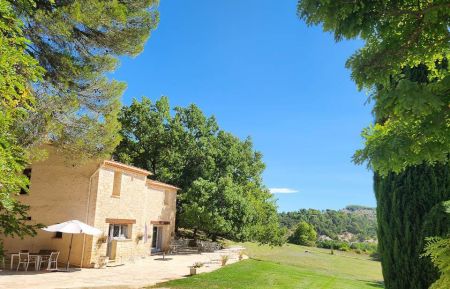 G&icirc;te de groupe n&deg;G145008 Sigonce - Alpes-de-Haute-Provence - Le b&acirc;timent principal avec terrasse ombrag&eacute;e et quelques chambres