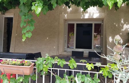 G&icirc;te n&deg;G32213 Brunet - Alpes-de-Haute-Provence - Sous l'ombre du murier