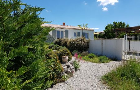 G&icirc;te n&deg;G14374 Saint-Michel-l'Observatoire - Alpes-de-Haute-Provence - Acc&egrave;s au G&icirc;te Dauphin et &agrave; droite la piscine