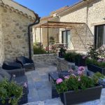 Le g&icirc;te depuis le coin salon de la petite terrasse
