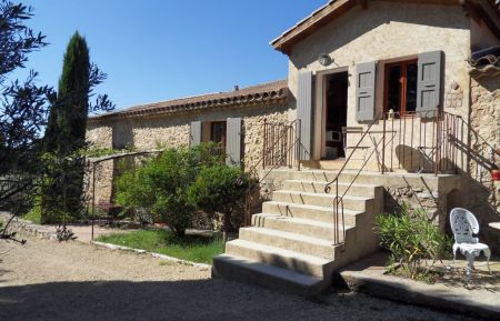 G&icirc;te n&deg;G11444 Pierrevert - Alpes-de-Haute-Provence - Acc&egrave;s au g&icirc;te par des escaliers ext&eacute;rieurs