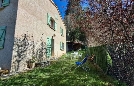 G&icirc;te n&deg;G11373 Barr&ecirc;me - Alpes-de-Haute-Provence - Le gite, son jardin et l'entr&eacute;e 
